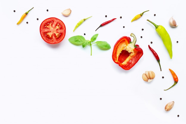 Divers légumes et herbes sur blanc