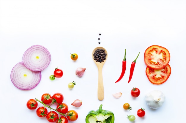 Divers légumes et herbes fraîches sur fond blanc. Concept d&#39;alimentation saine