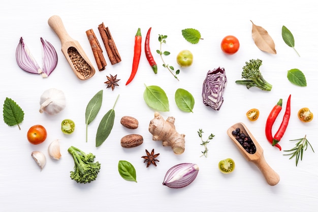 Divers Légumes Et Herbes Fraîches Sur Fond Blanc