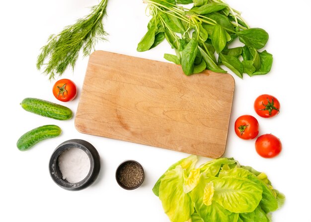 Divers Légumes Posés Sur La Table Dans La Cuisine à Côté De La Planche à Découper.