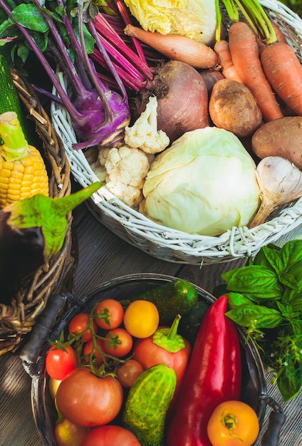 Divers légumes sur une table en bois - nature morte saine