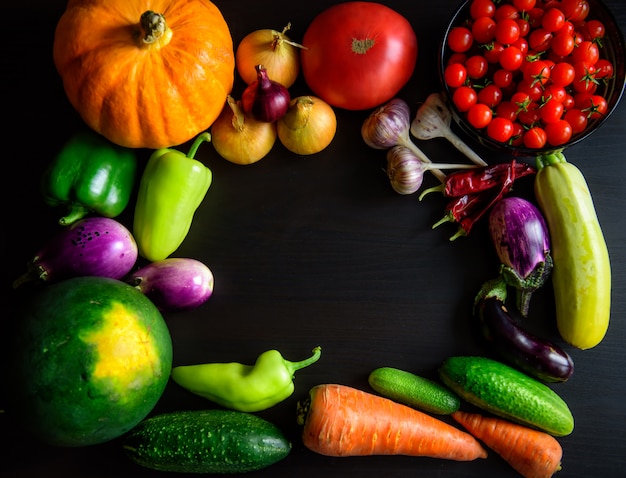 Photo divers légumes sur un tableau noir