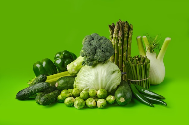 Divers légumes verts frais sur une surface verte