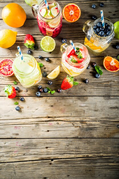 Photo divers limonades de fruits et de baies