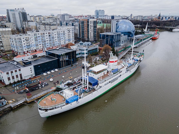 divers navires militaires et de recherche sur la rivière Pregolya dans le port de Kaliningrad, en Russie.