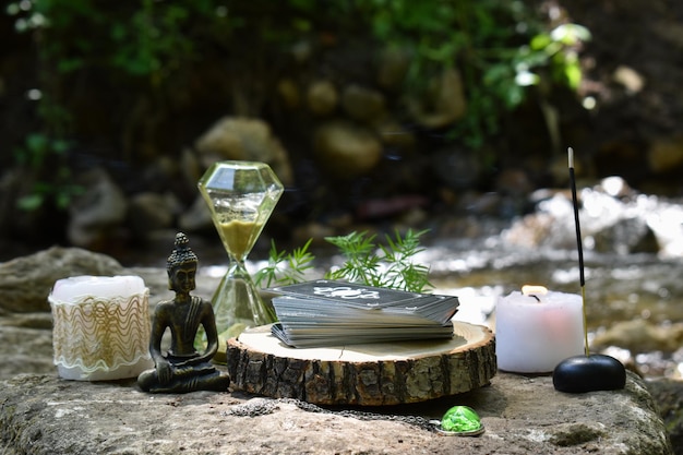 Divers objets pour les rituels et la divination sur une grosse pierre sur le fond d'une rivière de montagne