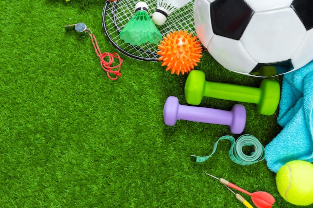 Divers outils de sport sur l&#39;herbe