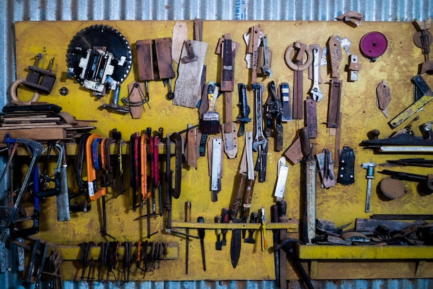 Photo divers outils de travail dans l'atelier