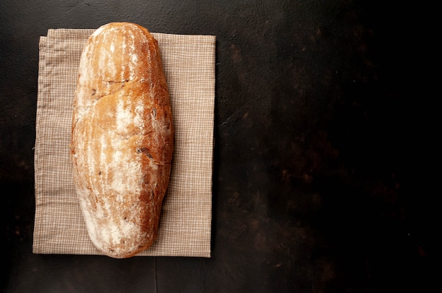 Divers pain et petits pains frais sur une table en pierre.