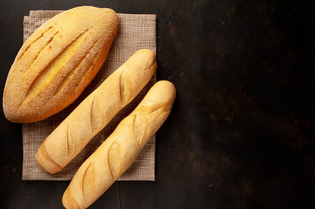 Divers pain et petits pains frais sur une table en pierre.