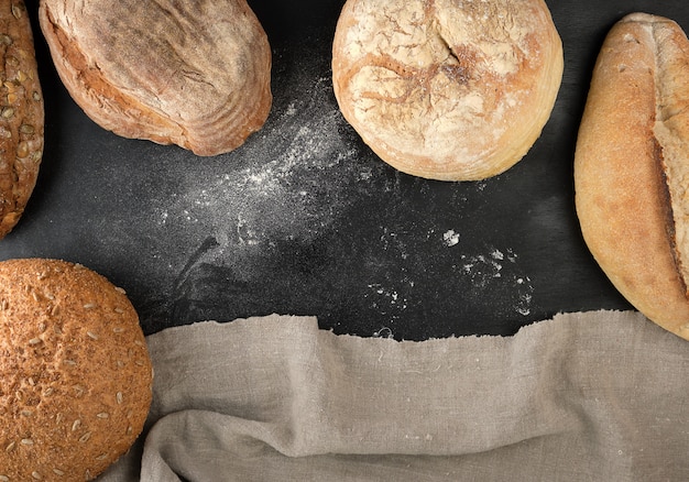 Divers pains cuits au four sur un espace vide et noir