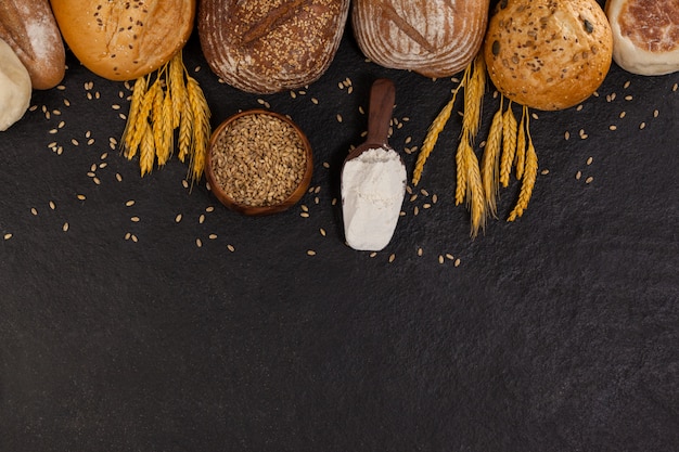 Divers pains avec farine et grains de blé