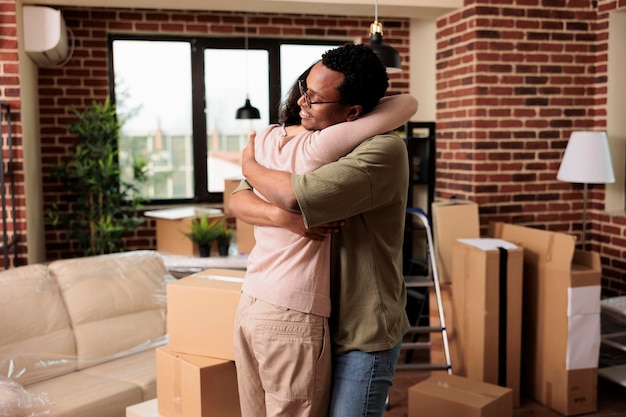 Divers partenaires de vie s'embrassent et se sentent heureux d'emménager, achetant ensemble le premier appartement familial. Célébrer l'événement de la vie et se sentir fier de la relocalisation de la propriété, de nouveaux départs.