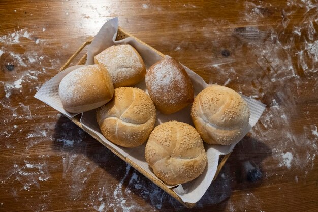 Divers petits pains dans un panier sur la vue de dessus de table