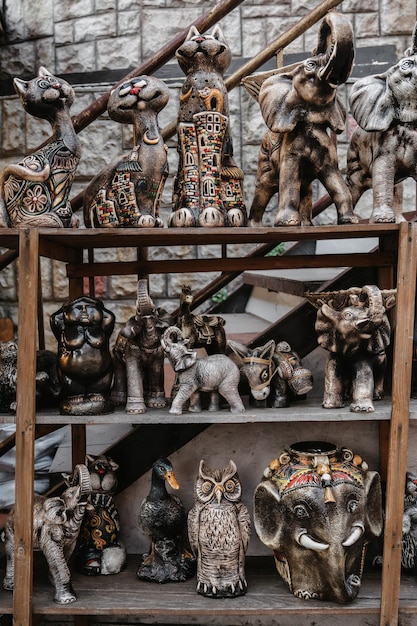 Divers produits en argile, figurines de pots dans la boutique de souvenirs, produits pour touristes