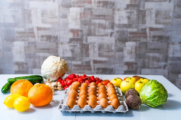 Divers produits de régime paléo sur tableau blanc Vue de dessus Régime sain Légumes frais savoureux fruits et œufs d'agriculteurs