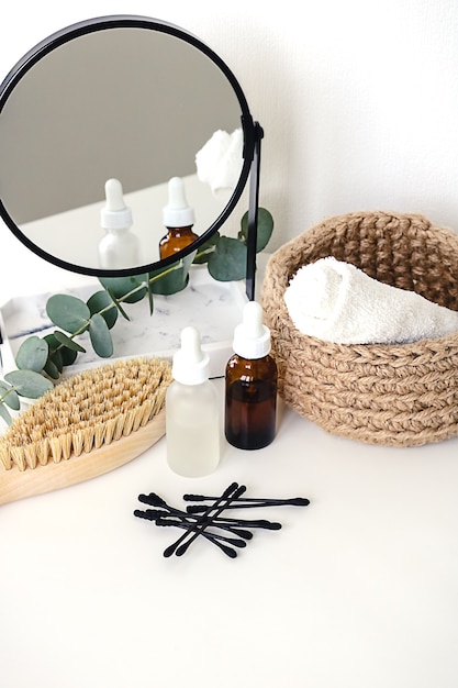 Divers produits de soins de bien-être et spa sur fond blanc. Produits cosmétiques naturels zéro déchet sur une coiffeuse.