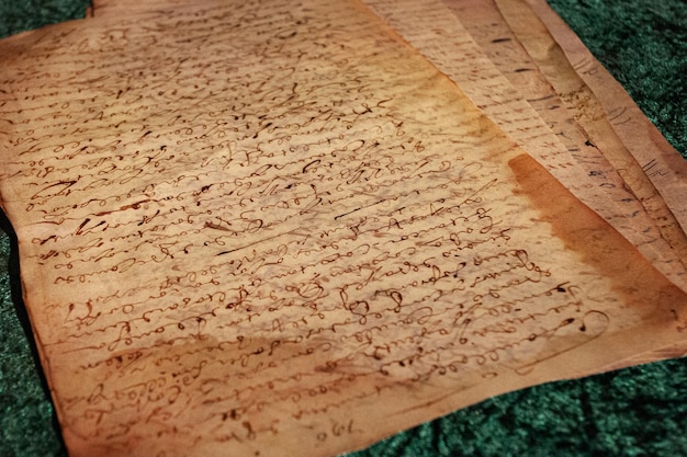 divers rouleaux manuscrits avec une belle calligraphie