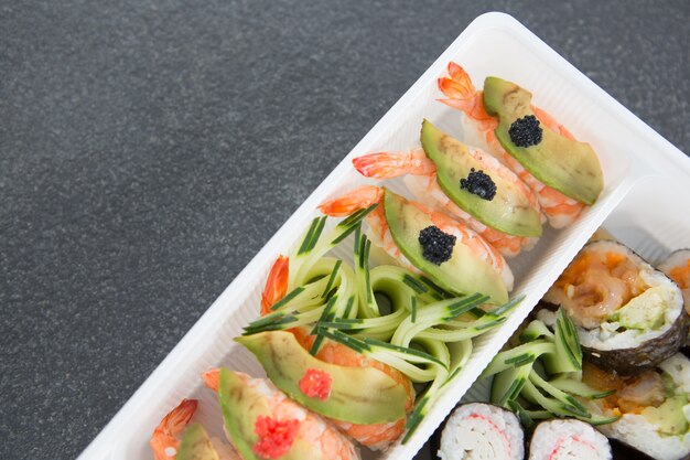 Photo divers rouleaux de sushi aux crevettes