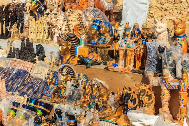 Divers souvenirs égyptiens traditionnels à vendre sur le marché de rue