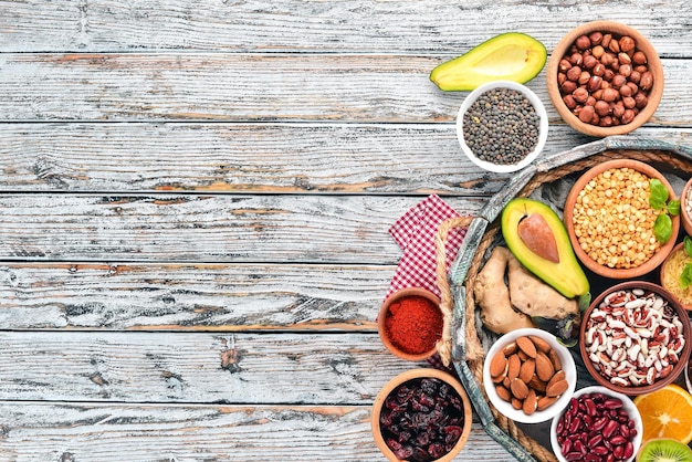 Divers superaliments Dans une boîte en bois Vue de dessus Espace de copie gratuit