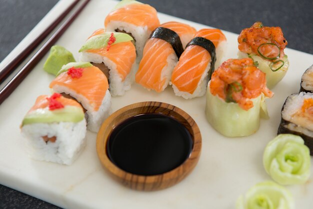 Divers sushi sur plateau avec sauce