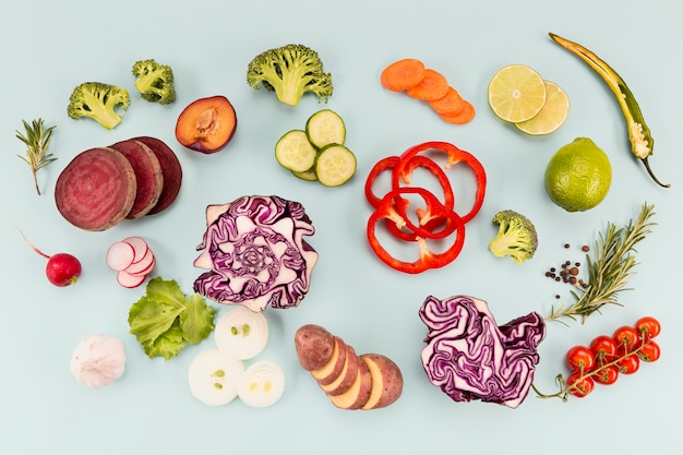 Divers tas de légumes coupés et tomates