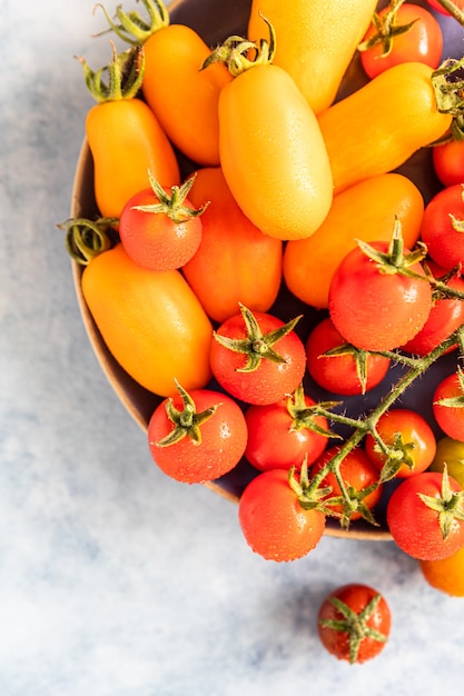 Divers de tomates colorées avec des gouttes d'eau