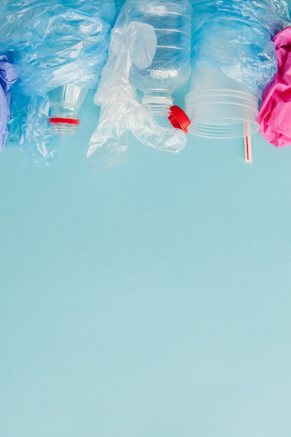 divers types de déchets plastiques jetables sur fond bleu