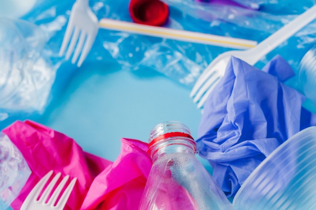 divers types de déchets plastiques jetables sur fond bleu