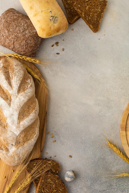 Divers types de pain de seigle blé sans gluten multicéréales sur fond clair