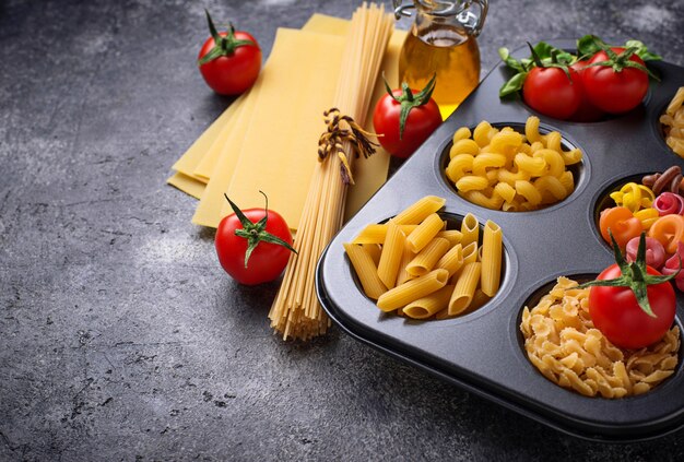 Photo divers types de pâtes et tomates cerises