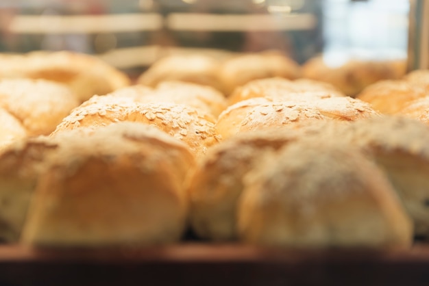 Divers types de pâtisseries sur étagère en boulangerie.