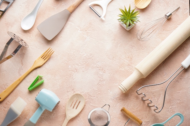 Divers Ustensiles De Cuisine Sur Fond Beige, Avec Place Pour Le Texte. Mise à Plat.