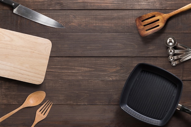 Divers ustensiles de cuisine sur le fond en bois