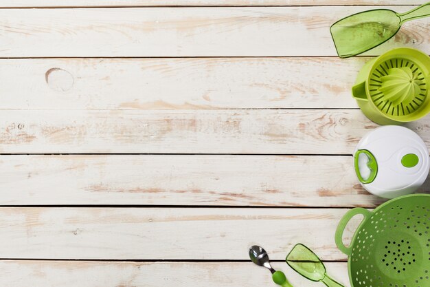 Divers ustensiles de cuisine sur une table en bois