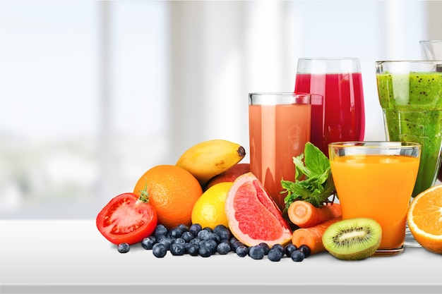 Divers verres de jus et de fruits