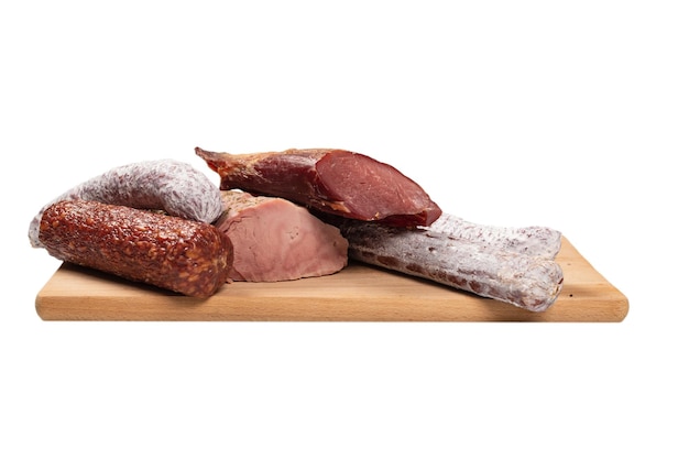 Divers de viande, viande fumée, saucisse, salami isolé sur fond blanc.