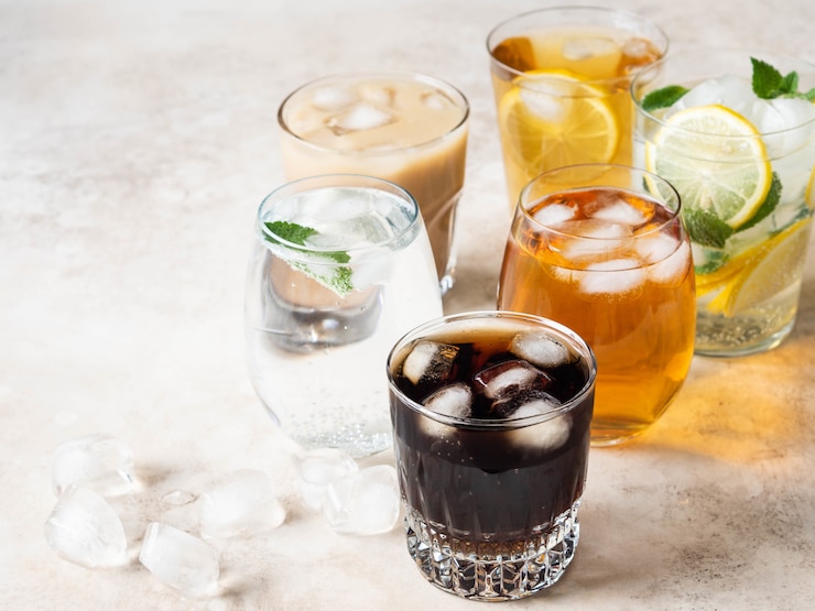 Diverses boissons rafraîchissantes dans des verres avec de la glace