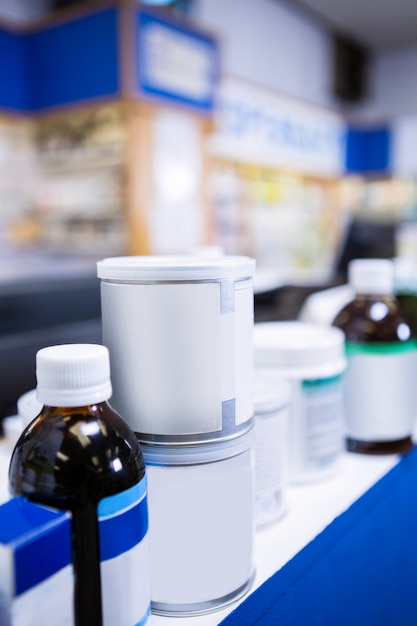 Photo diverses boîtes et bouteilles de médicaments sur table