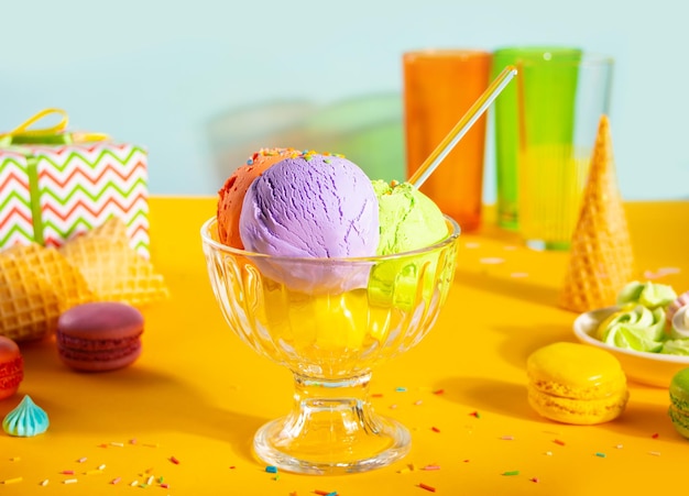 Diverses boules de crème glacée colorées ou plat de sundae de boules avec des macarons de cônes de gaufre
