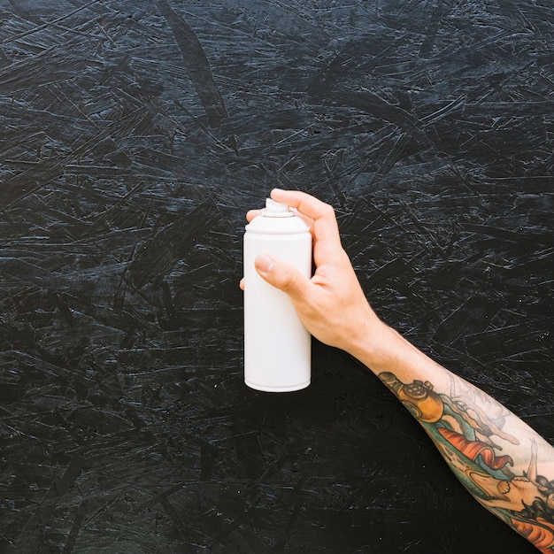 Photo diverses bouteilles blanches dans une rangée sur une surface noire rugueuse