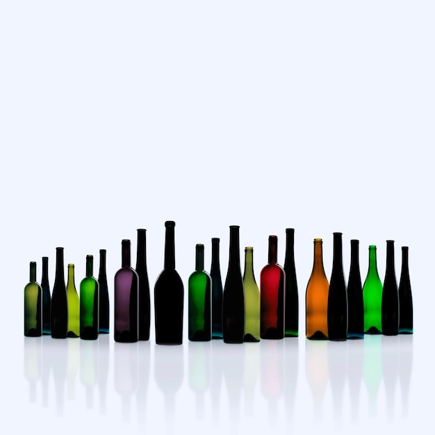 Diverses bouteilles colorées disposées sur un fond blanc