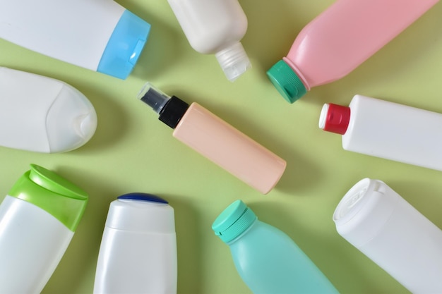 Diverses bouteilles en plastique éparpillées sur un fond vert clair