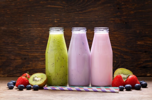 Diverses bouteilles de smoothies aux fruits frais