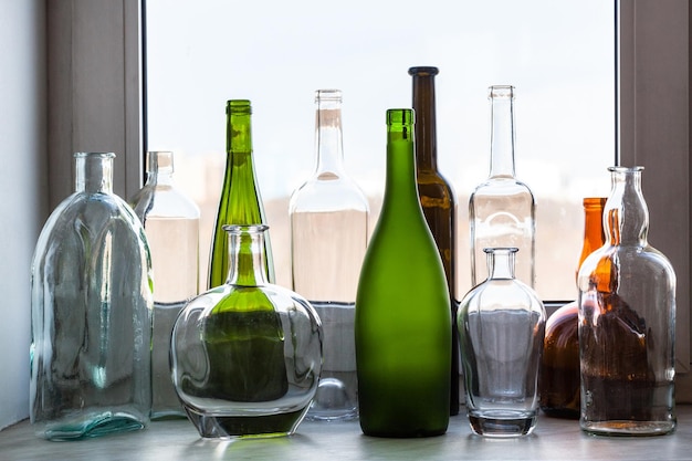 Diverses bouteilles vides sur le rebord de la fenêtre d'accueil