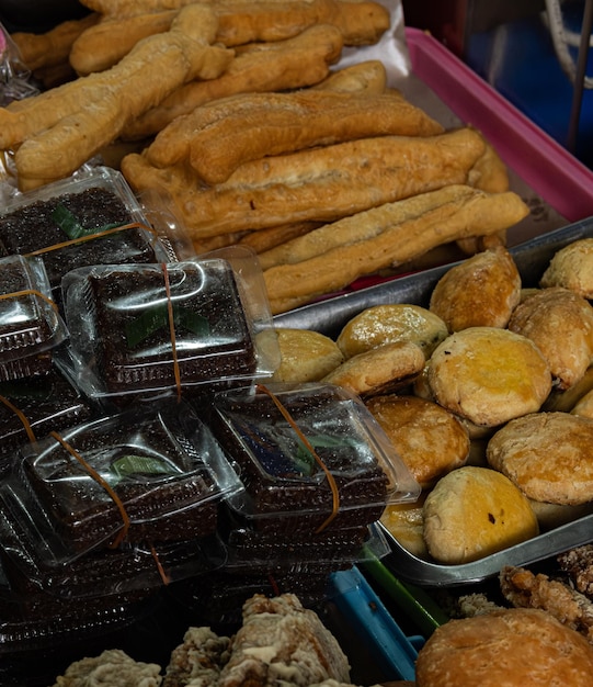 diverses collations traditionnelles du marché indonésien prêtes à être vendues pour le petit déjeuner