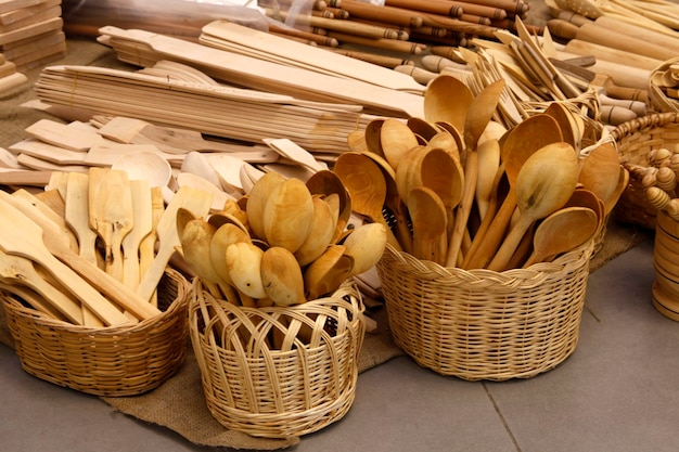 Diverses cuillères en bois dans un panier