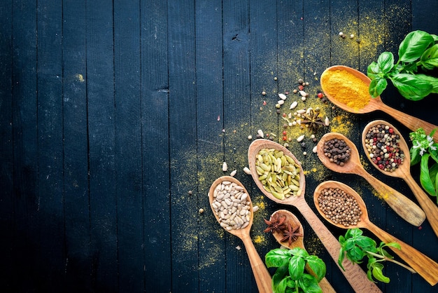 Diverses cuillères à épices sur une table en pierre Sur une planche de bois Vue de dessus Espace libre pour votre texte