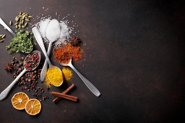 Diverses cuillères à épices sur table en pierre